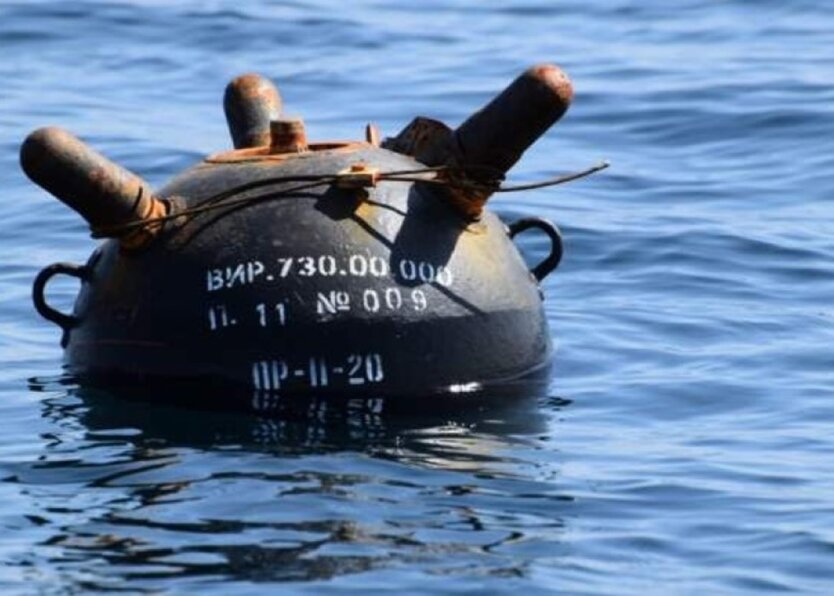 Корабль ВМС Румынии столкнулся с дрейфующей миной в Черном море 