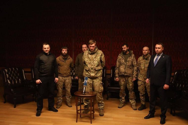 В России хотят экстрадировать командиров «Азова», которых освободили из плена