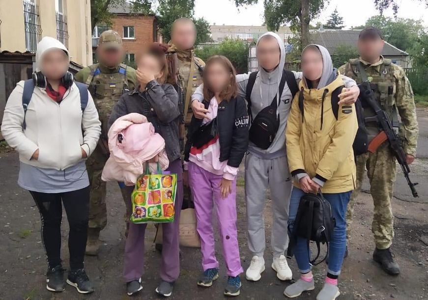 В Купянске спасли подростков, которых россияне держали в подвале 7 дней 