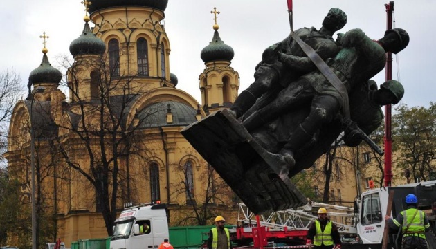 В Польше одновременно демонтируют четыре памятника советской армии