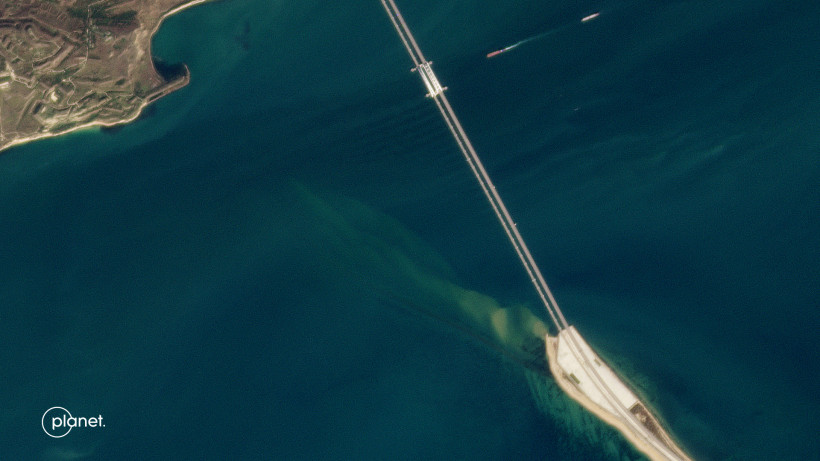 З’явилися супутникові знімки Кримського мосту після вибуху