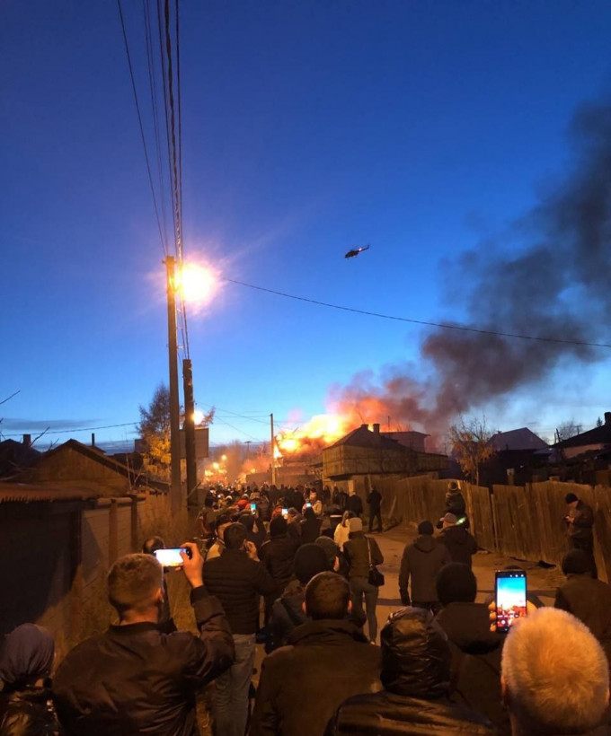 В российском Иркутске истребитель Су-30 упал на жилой дом