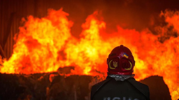 У Дніпрі через ракетний удар на АЗС загинуло двоє людей (відео)