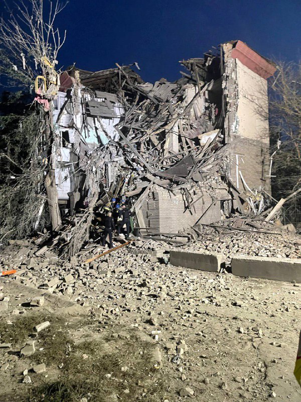 Ворог завдав масового ракетного удару по Запоріжжю: зруйновано будинки, під завалами люди (фото)