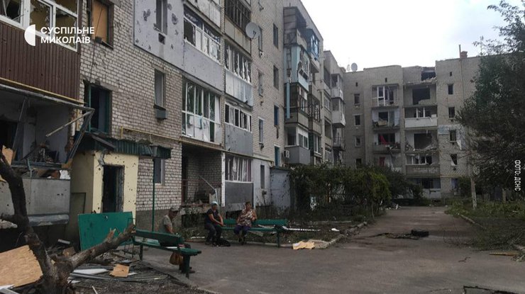 У Миколаєві внаслідок ракетного обстрілу поранено семеро людей (фото)