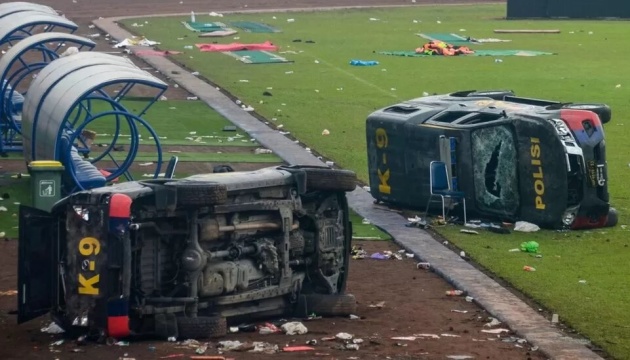 В Индонезии в давке на стадионе погибли по меньшей мере 174 человека