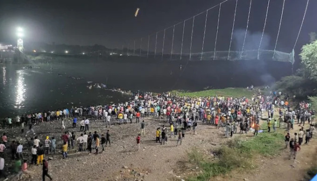 В Индии обрушился мост через реку – более 30 погибших