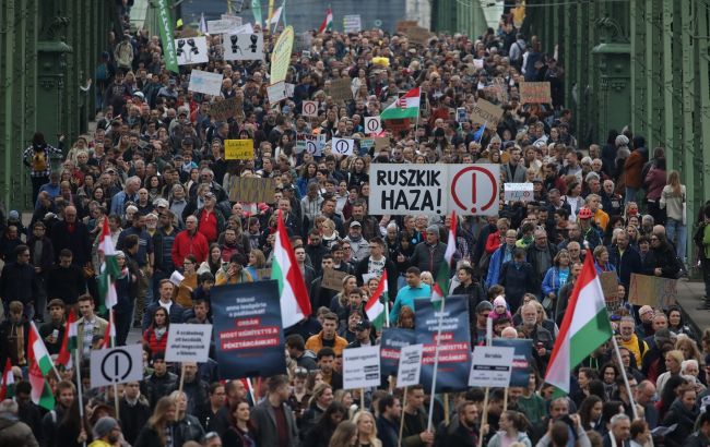 В Будапеште тысячи людей требовали отставки Орбана