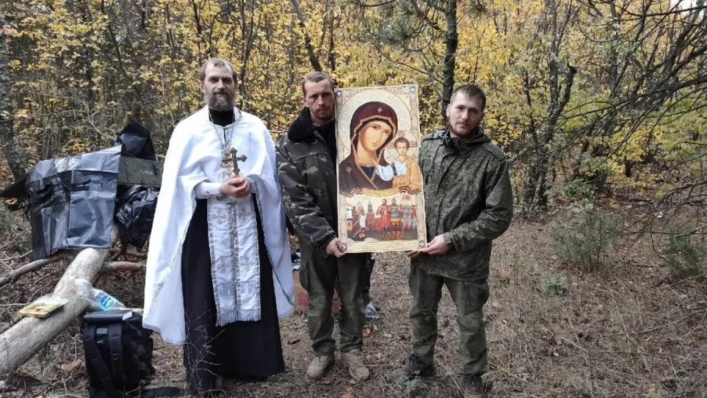 Российский священник окрестил военных с помощью черных пакетов для тел погибших и назвал это «символизмом»