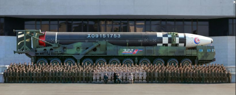 «Герой КНДР»: Ким Чен Ын наградил баллистическую ракету
