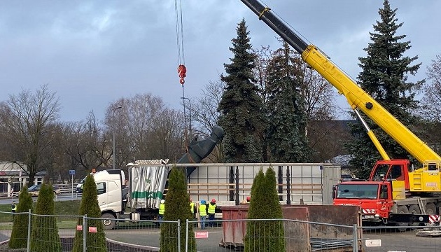 В Латвии продолжается демонтаж последнего большого памятника советской армии