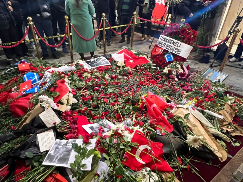 Украинские дипломаты почтили память погибших в теракте в Стамбуле