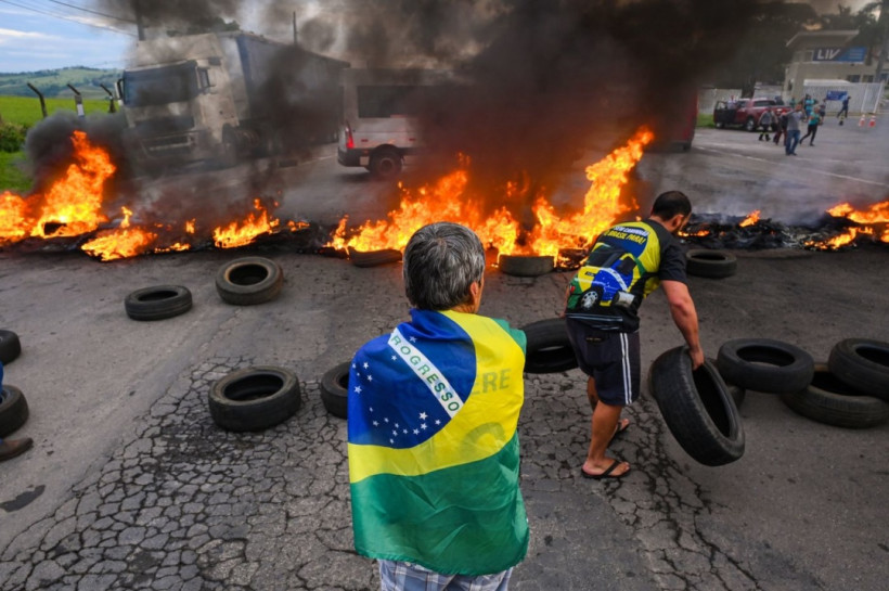 Сторонники Болсонару перекрыли 300 федеральных трасс после его поражения на выборах в Бразилии