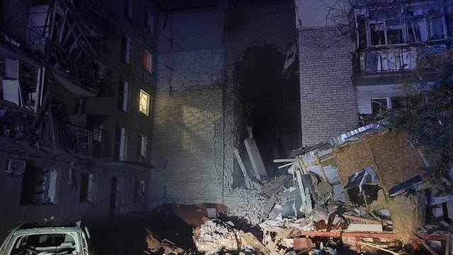 Российские войска ночью нанесли ракетный удар по многоэтажке в Николаеве: есть погибшие