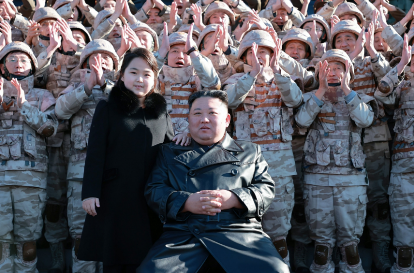 «Герой КНДР»: Ким Чен Ын наградил баллистическую ракету