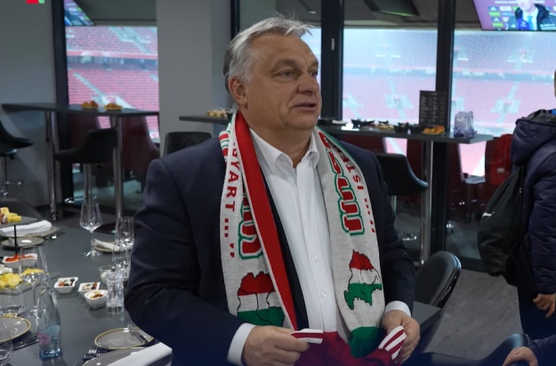 Орбан оскандалился из-за шарфа с картой Венгрии, куда «включили» территории Украины