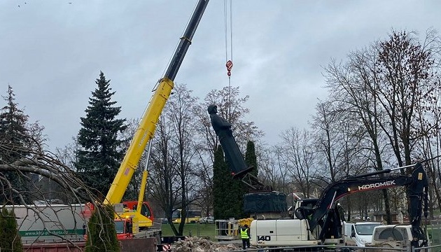 В Латвии продолжается демонтаж последнего большого памятника советской армии