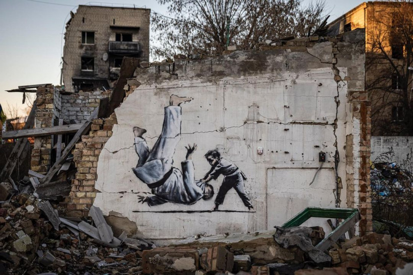 У Гостомелі зі стіни будинку вкрали графіті Бенксі (фото)