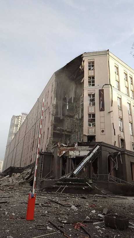 У Києві ворожа ракета влучила в готель, є загиблий та поранені (фото, відео)