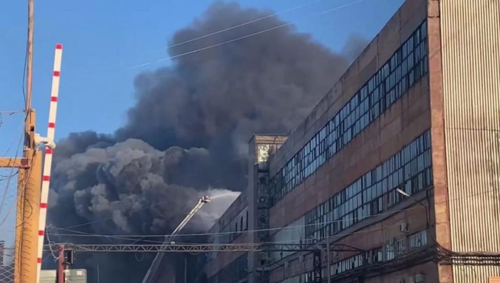 В России разгорелся большой пожар на шинном заводе
