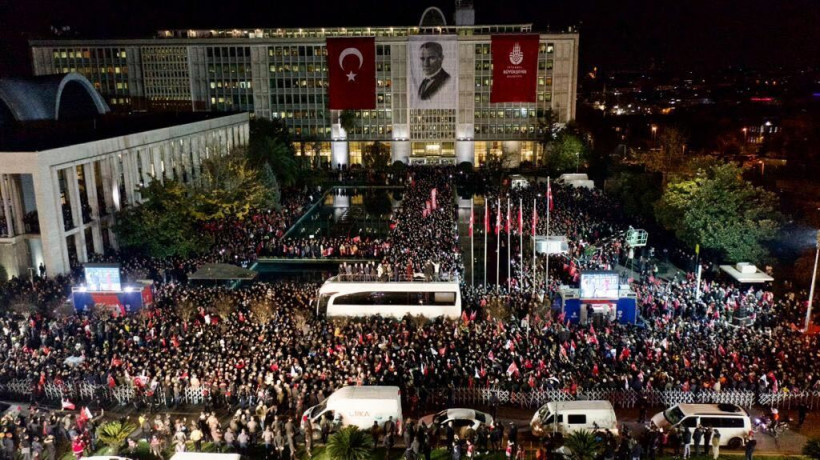 В Стамбуле тысячи людей вышли на улицы поддержать мэра, которому угрожает тюрьма