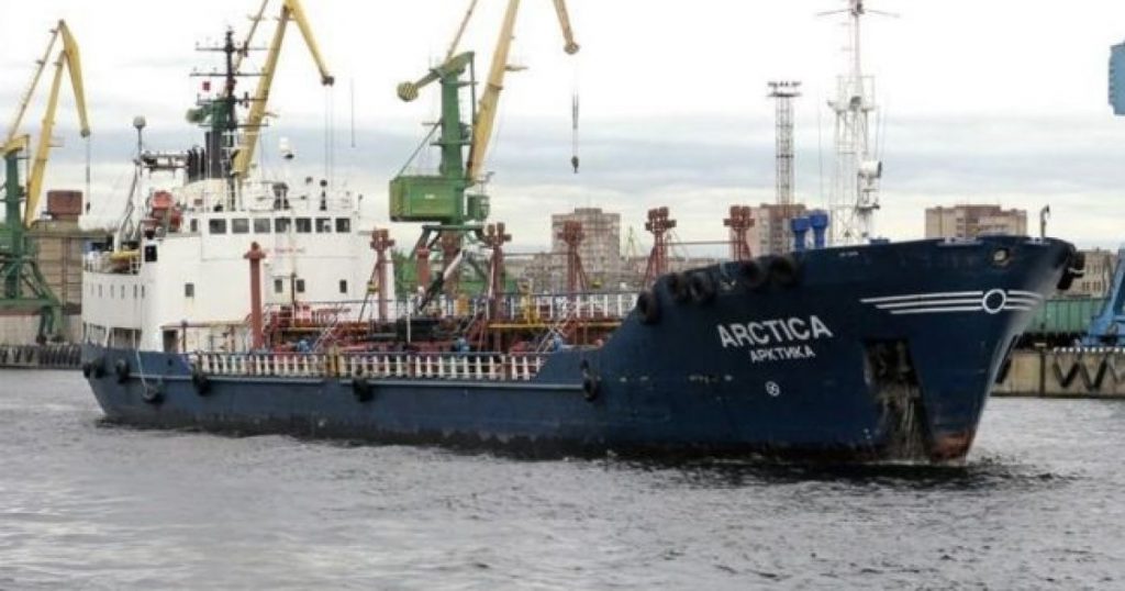 В России вспыхнул пожар на нефтяном танкере