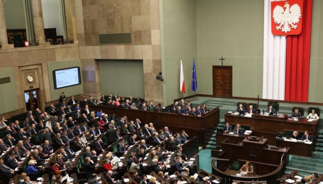 В Польше депутат пришел в парламент с коронавирусом, чем разозлил главу Минздрава