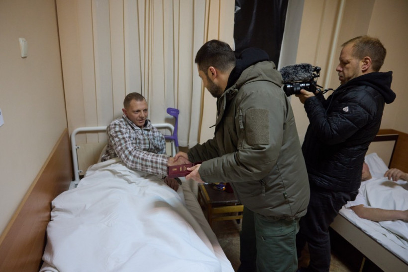 Зеленський відвідав госпіталь на Харківщині, де лікують поранених захисників (фото)