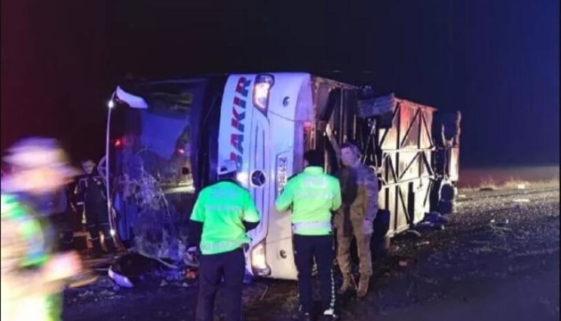 В Турции перевернулся автобус с людьми – пятеро погибших, десятки пострадавших