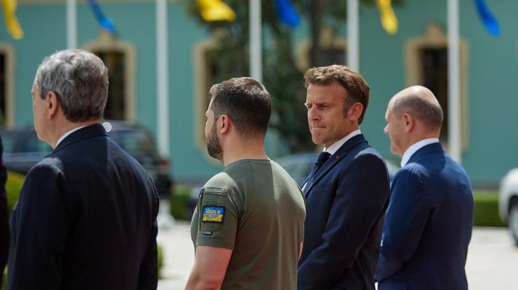 Макрон пообіцяв Зеленському передати легкі бойові танки Україні