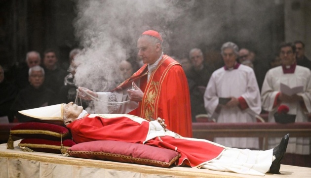 В Ватикане прощаются с Папой Бенедиктом