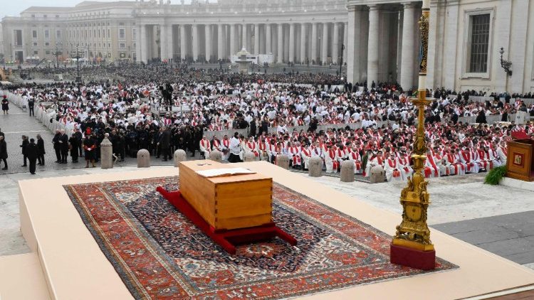 В Ватикане похоронили Папу Римского Бенедикта XVI