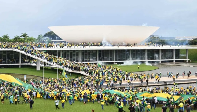 Тысячи сторонников экс-президента Болсонару штурмовали парламент Бразилии