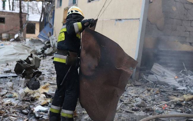 Оккупанты ударили по жилому дому в Харькове: есть жертвы и пострадавшие