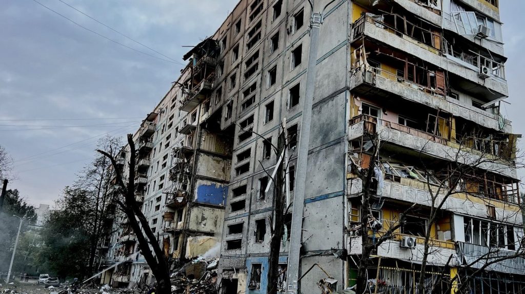 Россия продолжает стирать Мариуполь с лица земли: в сети опубликовали новое видео разрушенного города
