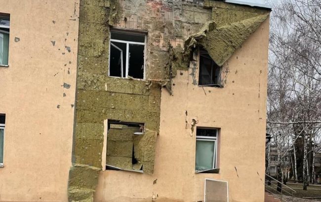 Оккупанты снова обстреляли Курахово: попали в больницу и жилые дома