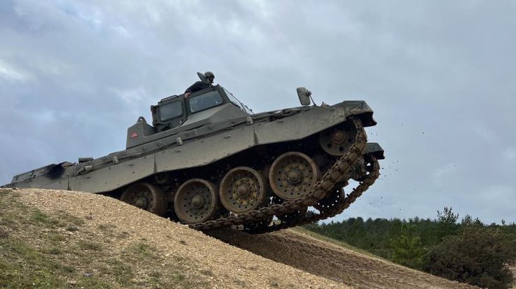 "Українські військові освоїли керування танками Challenger 2" - Міноборони Британії