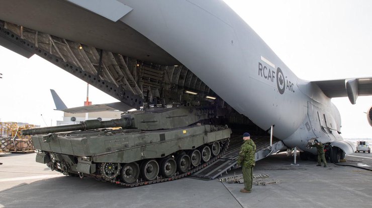 Канада відправила Україні два танки Leopard 2 та ремонтні машини (відео)