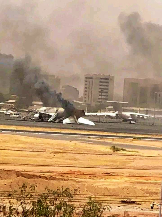 Через бої у Судані палає Boeing 737 української компанії SkyUp (відео)