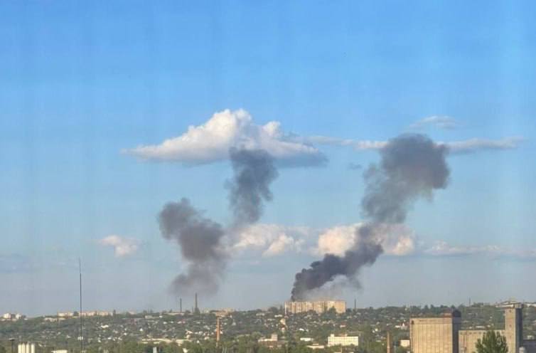 У Луганську пролунали два потужні вибухи, над містом здіймаються хмари чорного диму (відео)