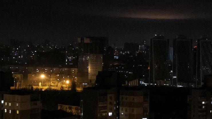 Ракетна атака на Київ: уламки пошкодили дах ТРЦ