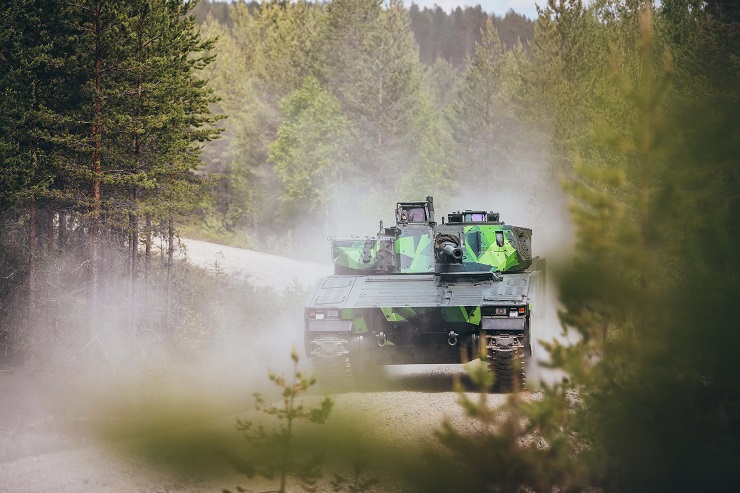 Шведські машини піхоти CV90 прибули в Україну - Резніков (відео)