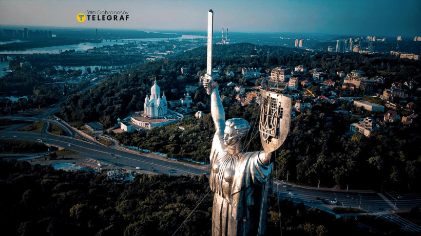 У Києві на скульптурі "Батьківщина-мати" замість герба СРСР встановили тризуб (фото, відео)