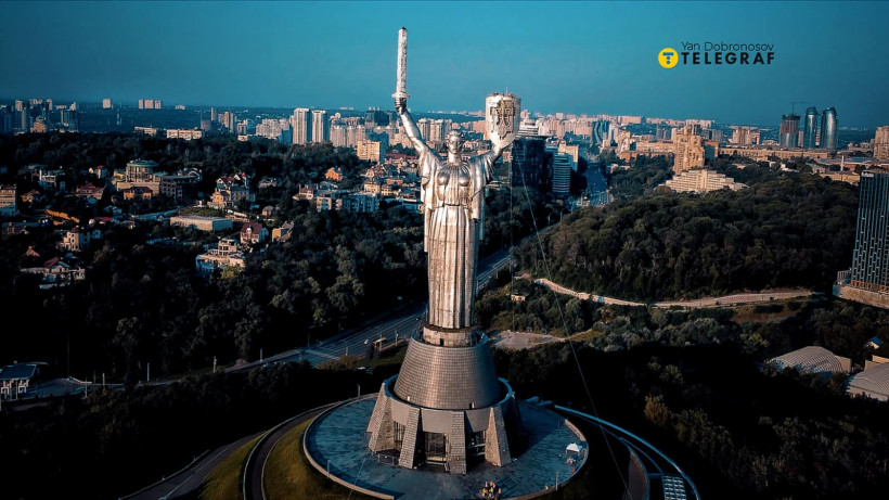 У Києві на скульптурі "Батьківщина-мати" замість герба СРСР встановили тризуб (фото, відео)