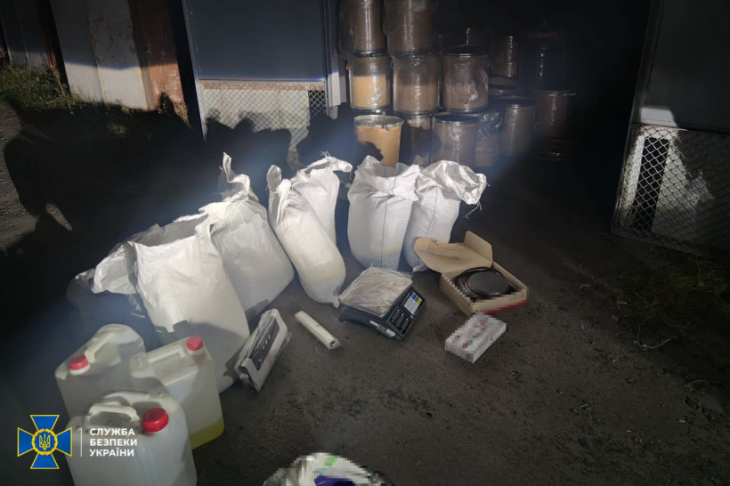 На Київщині затримали копів-наркоторговців зі 150 кг мефедрону та 20 тоннами прекурсорів (фото)