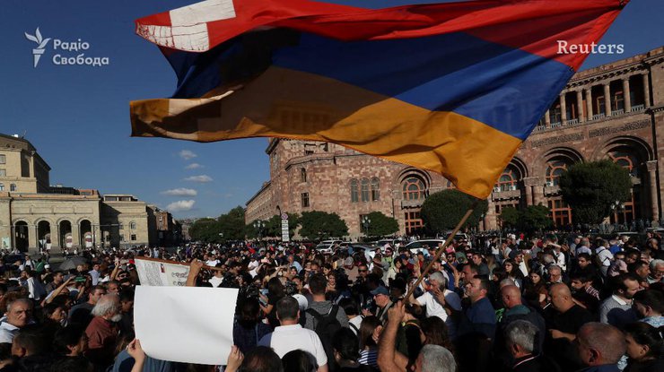 В Єревані протестувальники штурмують будівлю уряду та заблокували посольство рф (відео)