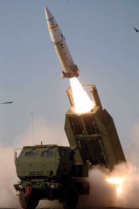 Байден пообіцяв Зеленському "невелику кількість" ракет ATACMS - ЗМІ
