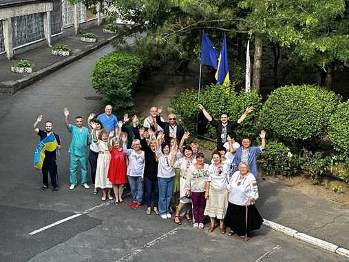 Майже 200 медиків-добровольців вже  підсилили лікарні на постраждалих від підриву Каховської ГЕС територіях 