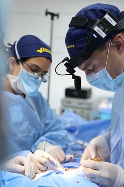 Пластичні хірурги з Канади та США провели 30 реконструктивних операцій для поранених українців 