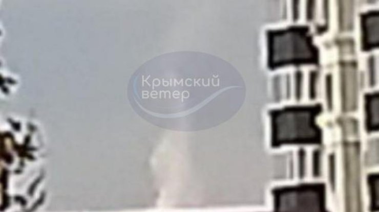 В окупованому Симферополі лунає стрілянина: у небі здіймається дим